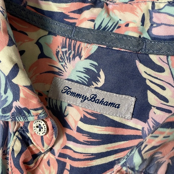 Tommy Bahama men’s Canyon Beach Rustic Blooms button up shirt - Picture 4 of 8